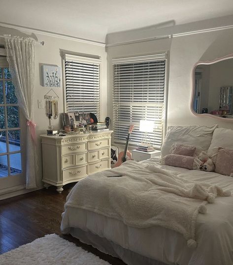 Big Room Aesthetic, Calm Room Aesthetic, Teen Bedroom Aesthetic, Big Bedroom, Small Room Makeover, House Floor Design, Room Redesign, Room Deco, Dream House Rooms