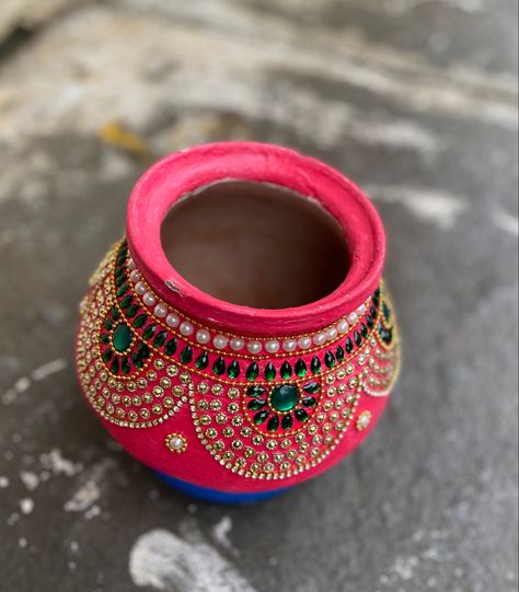 Pot Painting Ideas Traditional, Small Matka Painting Designs, Kalash Decoration Pooja, Marriage Pots Decoration, Mud Pot Painting Ideas Indian, Matka Decoration Pots Wedding, Pot Designs Painted Indian, Kalash Decoration Handmade, Small Pot Painting Ideas Creative