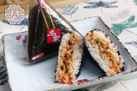 Spicy Tuna Kimbap, Triangle Kimbap Aesthetic, Triangle Kimbap Recipe, Korean Convenient Store, Tuna Triangle Kimbap, Tuna Kimbap, Triangle Kimbap, Food Step By Step, Gimbap Recipe