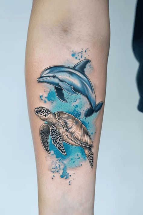 Tattoo of a dolphin and a sea turtle with blue splashes. Sea Turtle Tattoo Color, Ocean Themed Tattoos For Women, Sea Turtle Tattoo Ideas, Turtle Tattoo Ideas, Sea Turtle Design, Sea Turtle Tattoo, Turtle Tattoo Designs, Upper Back Tattoos, Perfect Tattoo