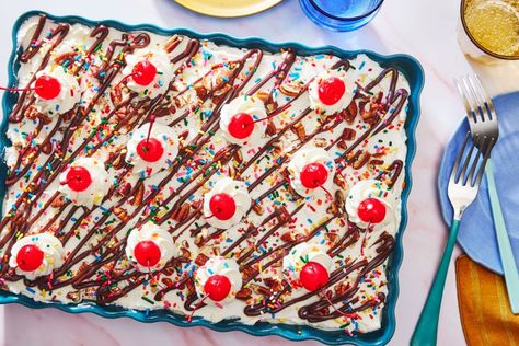 Banana Split Cake Patriotic Picnic, Hot Fudge Topping, Earth Cake, Icebox Desserts, Banana Split Cake, Split Cake, Pudding Cheesecake, Breakfast Party Foods, Easy Dinner Casseroles