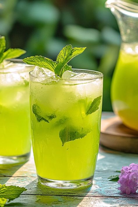 Honeydew Mint Iced Tea - A Refreshing Fusion with Green Tea! Jasmine Milk Tea Recipe, Moroccan Mint Tea Recipe, Milk Thistle Tea, Mint Tea Recipe, Licorice Tea, Turmeric Tea Recipe, Tea With Lemon, Ginger Tea Recipe, Butterfly Pea Tea