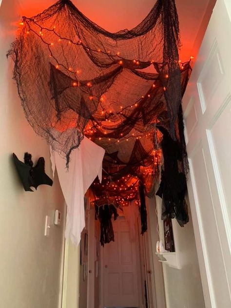 Halloween Decor Aesthetic, Creepy Halloween Party, Halloween Decorations Apartment, Halloween Sleepover, Glass Spider, Spooky October, Idea For Halloween, Spooky Decorations, Halloween Bedroom