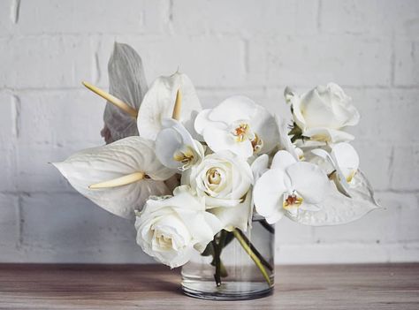 White Modern Flower Arrangements, White Anthurium Centerpiece, Anthurium Arrangement Wedding, White Anthurium Arrangement, Modern White Floral Arrangements, White Anthurium Bouquet, Orchid Floral Arrangements, Anthurium Wedding, Monochromatic Bouquet