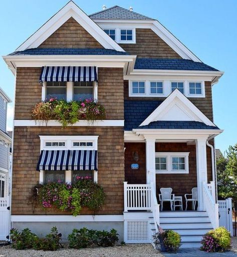 Nantucket Townhouse, Beach Townhouse Exterior, Coastal Townhouse Exterior, Nautical House Exterior, Beach Apartment Exterior, Coastal Ranch House Exterior, Small Beach House Exterior, Narrow Beach House, New Jersey Beach House