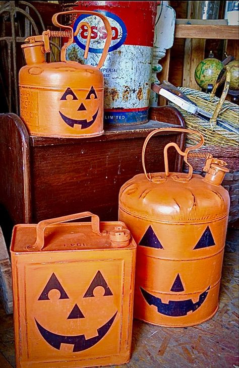 Make Your Own Chalk Paint, Chalk Paint Recipe, Homemade Chalk Paint, Paint Recipe, Pumpkin Jack O Lantern, Colored Chalk, Metal Yard Art, Gas Cans, Halloween Jack O Lanterns