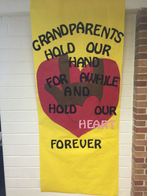 Grandparents Day Preschool, Door Bulletin Boards, Grandparents Day Crafts, Preschool Decor, Kindergarten Learning Activities, Preschool Art Activities, Parents Day, Kindergarten Learning, School Bulletin Boards