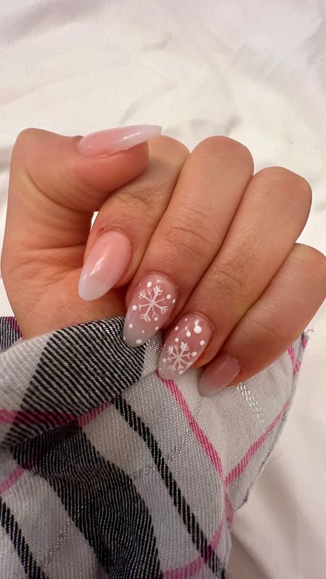 Pink Nails Snowflakes, Light Pink Nails With Snowflakes, Christmas Nails Light Pink, Pink And White Snowflake Nails, Christmas Snowflake Nail Designs, Winter Nail Designs White, Pink Nails With Snowflakes, Snowflake Acrylics, Light Pink Christmas Nails