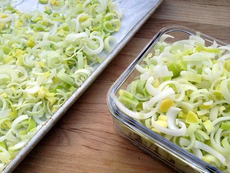 Freeze Leeks, How To Clean Leeks, Freeze Avocado, Leek Recipes, Csa Recipes, Healthy Bites, Frozen Veggies, Garden Recipes, Fruit And Veg