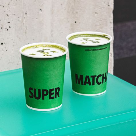 Paper Cup Design, Matcha Cafe, Green Cafe, Drinks Packaging Design, Cafe Branding, Green Cups, Drinks Brands, Green Drinks, Branding Design Packaging