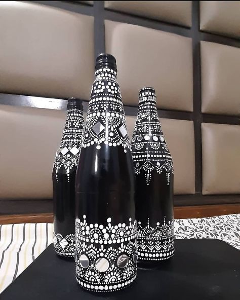 White Bottle Art, Beer Bottle Art, Bottle Art Projects, Painted Mirror Art, Painted Bottles, Hand Painted Bottles, Glass Painting Designs, Glass Bottle Diy, Diy Glass Bottle Crafts