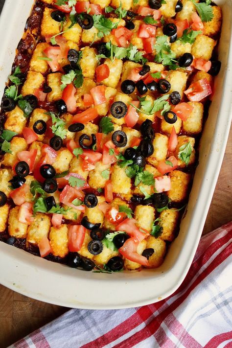 Vegan Mexican Tater Tot Casserole, Tatertots Casserole Vegan, Vegan Tater Tot Casserole Breakfast, Tator Tot Casserole Vegan, Tater Tot Veggie Casserole, Tator Tot Casserole Vegetarian, Vegan Tater Tot Recipes, Tater Tot Casserole No Meat, Healthy Tater Tot Casserole