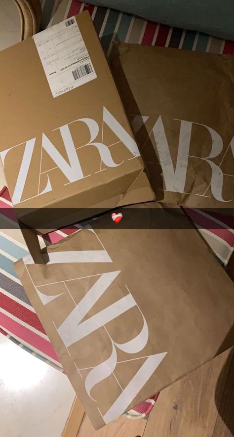 Gifts Snaps Snapchat Story, Clothes Snapchat Stories, Shopping Bags Snap, Birthday Gifts Snaps, Birthday Gift Snap, Zara Shopping Bag, Packing Snap, Zara Snap, H&m Shopping