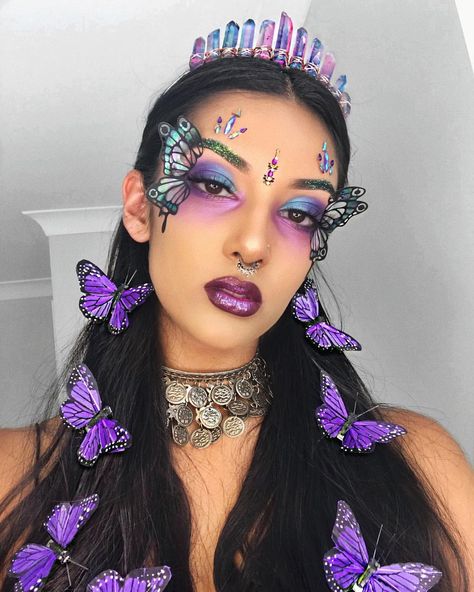 ROWI SINGH⚡️🌻 on Instagram: “🦋BUTTERFLY QUEEN 3.0🦋 Crown from @crystaleclipsecrowns 👑 Butterflies @wildandfreejewelry ✨ ___ @fentybeauty PRO FILT’R longwear foundation…” Mermaid Makeup Halloween, Butterfly Queen, Butterfly Makeup, Glow Birthday, Carnival Makeup, Rave Makeup, Halloween Makeup Inspiration, Fairy Makeup, Mermaid Makeup