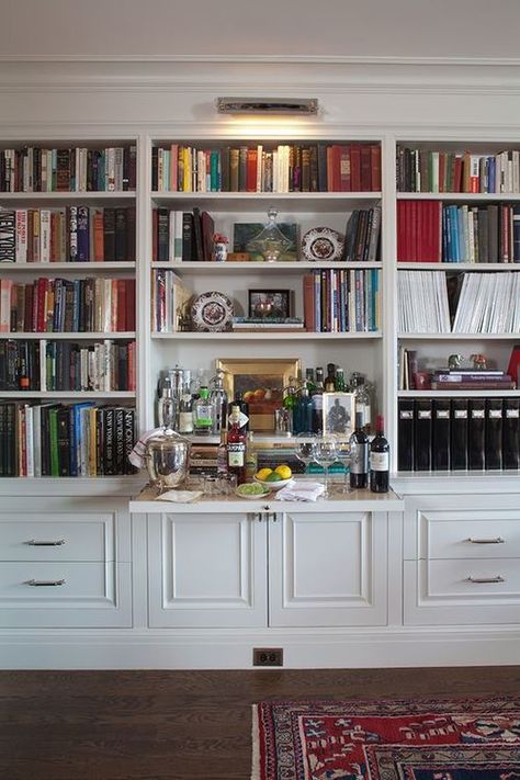 Home Library Bar, Bar Lounge Room Ideas, Bar Bookcase, Bookshelf Bar, Bar Lounge Room, Library Bar, Bookcase Bar, Entertaining House, Bookcase Styling