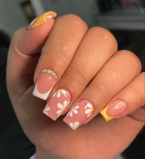 #acrylicnaildesigns #yellownails Best Summer Nail Designs, Multicoloured Nails, Nails Colour, Bride Entry, Nails Yellow, Summer Nail Designs, Hello Nails, Gel Acrylic Nails, Ombre Acrylic Nails