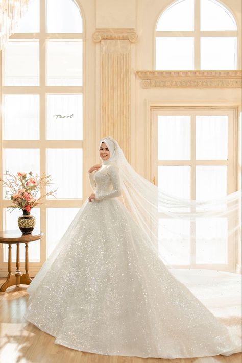 Baju Pengantin Muslimah Wedding, Gaun Nikah Muslimah Wedding Dresses, Weddinh Dresses, Royal Wedding Dress Aesthetic, Arabic Wedding Dress Muslim, Arab Wedding Aesthetic, Arabic Bride Dress, Wedding Outfits With Hijab, Wedding Dresses Arab