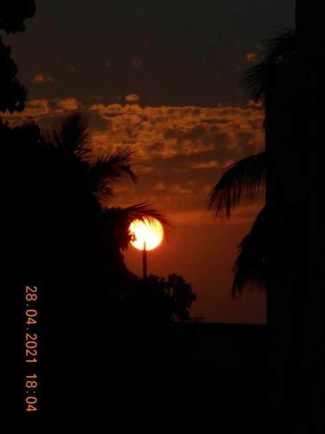 Red sunset Orange Tint Aesthetic, Sun Dark Aesthetic, Dark Sun Aesthetic, Orange Dark Aesthetic, Dark Orange Aesthetic, Colours Aesthetic, Aesthetics Nature, Dark Summer, Dark Sun