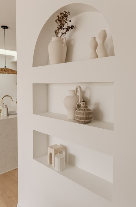 The perfect detail to elevate any space. Curved Niche Wall, Travertine Shelves, White Plaster Bookshelf, Quartz Niche Shelf, Plaster Niche Shelves, Interior Design Hallway, Niche Modern, Modular Sofa Design, Bungalow Homes