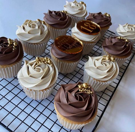 Cupcake Trends 2023, Luxury Cupcake Design, Cupcake Ideas For Wedding, Coffee Theme Cupcakes, Cop Cake Ideas, Brown Cakesicles, Brown Cupcakes Decoration, Brown Cupcakes Aesthetic, Chocolate And Gold Cupcakes