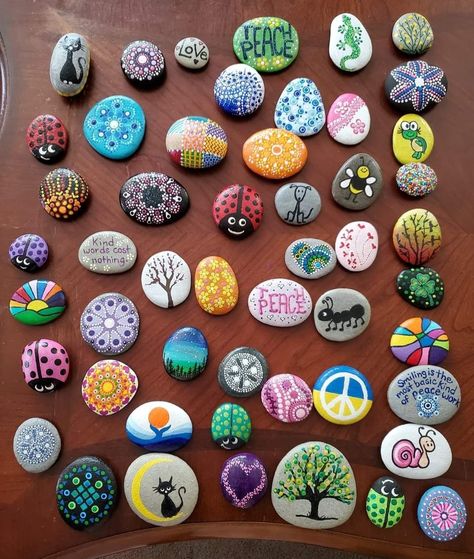 Rock Crafts Diy, Stones Aesthetic, Art Coquillage, Easy Mandala Drawing, Diy Rock Art, Stone Art Painting, Painted Rocks Kids, Handmade Christmas Crafts, Painted Rocks Craft