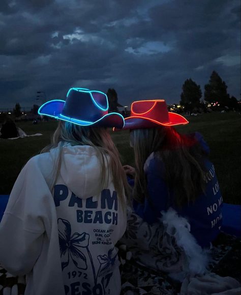 4th Of July Makeup Aesthetic, 4th Of July Teen Party Aesthetic, 4th Of July Ideas With Friends, 4 Of July Photoshoot Ideas, 4th Of July Bsf Pics, 4th Of July Best Friend Pictures, Fourth Of July Things To Do, Fun 4th Of July Ideas, Aesthetic 4th Of July Pics