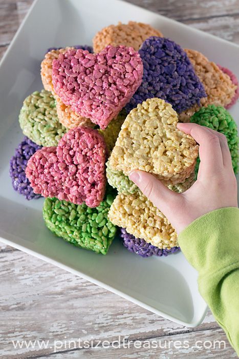 Heart shaped rice krispie treats. Add a lollypop stick to make a heart on a stick! Yum! Valentine's Snacks, Valentines Snacks, Classroom Valentines, Krispy Treats, Krispies Treats, Treats Recipes, Rice Krispy, Valentines Day Food, Rice Crispy Treats