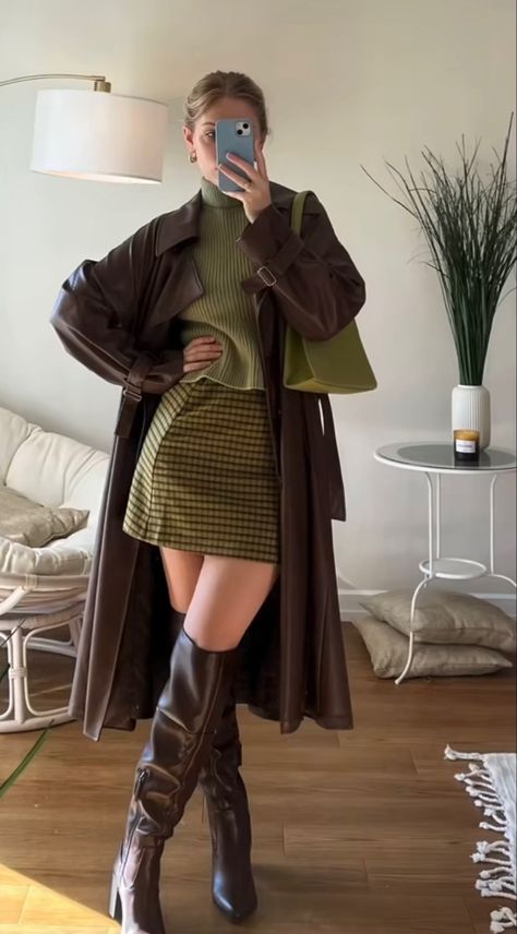 Dark Academia Skirt Outfit, Brown Purse Outfit, Isabelle Heikens, Dark Academia Skirt, Brown Skirt Outfit, Suede Skirt Outfit, Aritzia Top, Brown Boots Outfit, Brown Suede Skirt