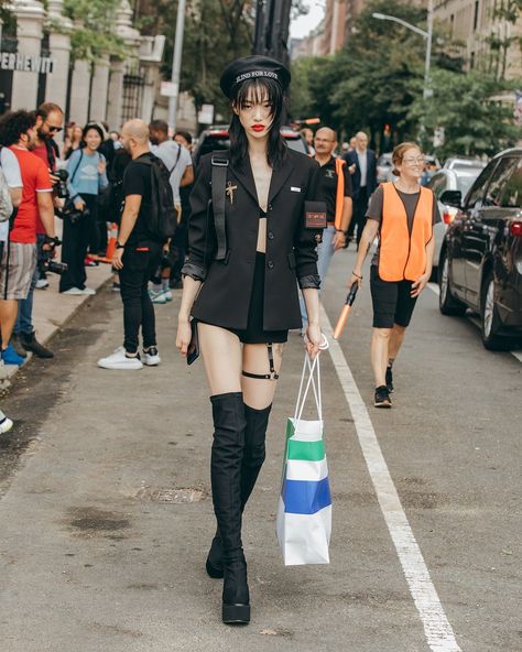 Black-is-no-colour — New York Fashion Week, Street Style. Model Sora... Japan Street Fashion, Japan Fashion Street, Harajuku Fashion Street, New York Fashion Week Street Style, Asian Street Style, Tokyo Fashion, Mode Ootd, Japanese Street Fashion, Hipster Fashion