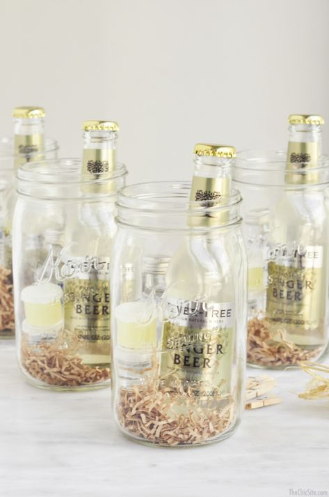 how to make moscow mules - mason jar gifts Mason Jar Cocktail Gifts, Diy Wedding Favor, Diy Cocktail Kit, Mason Jar Cocktails, Ginger Cocktails, Moscow Mules, Diy Cocktails, Wine Gift Baskets, Cocktail Gifts