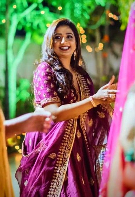 #shreyaghoshal #sgian #singer #queenshreyaghoshal #beauty Jassi Gill, Shreya Ghoshal, Phone Wallpaper For Men, Half Saree, Phone Wallpaper, Saree, Queen, Beauty, Quick Saves