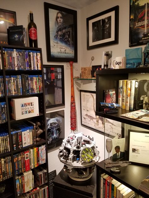 Hobby Room Ideas For Men, Man Cave Bookshelf, Nerdy Man Cave, Tiny Man Cave, Man Cave Aesthetic, Gamer Man Cave, Nerdy Living Room, Nerd Apartment, Nerd Room Aesthetic