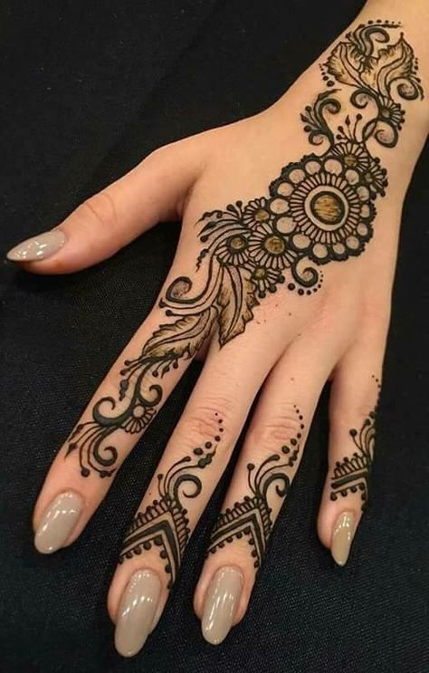 Simple Henna Designs Palm, Henna Designs Palm, Small Henna Designs, Henna Designs Back, Simple Henna Designs, Jagua Henna, Henna Style Tattoos, Henna Designs Wrist, Henna Inspired Tattoos