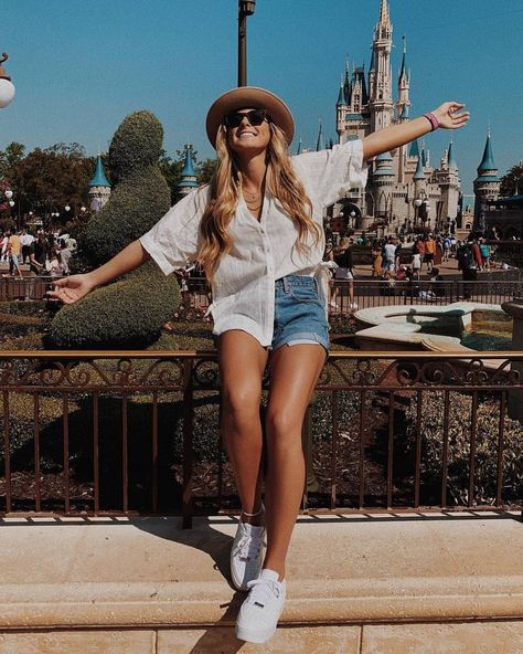 Disney World Aesthetic Outfits, Park Attire, Outfit For Plus Size, Disney Photoshoot, Disney Park Outfit, Disney Picture Ideas, Disney Trip Outfits, Disney Outfits Women, Place Quotes