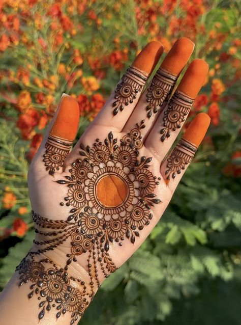 Simple Mehndi For Palm, Mhendi Design Unique Easy, Plum Mehndi Design, Mehndi Art Designs Front Aesthetic, Round Mehndi Design Front Hand Aesthetic, Mendhi Flowers Design, Aesthetic Mehandi Front Hand Minimal, Round Mehndi Design Front Hand, Minimal Mehendi Designs Front Hand