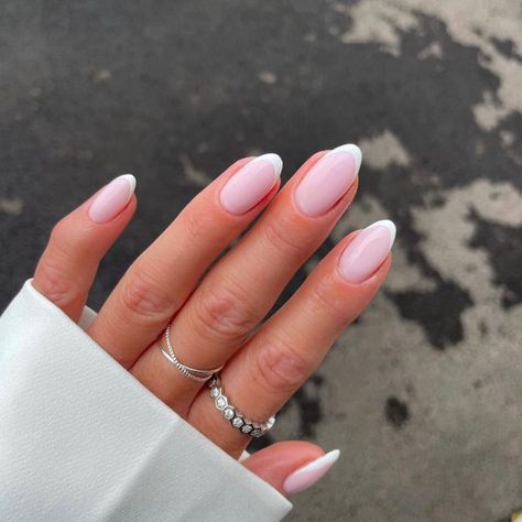 Spring Nails Round, Round Tip Nails, Cute Nail Art Ideas, Short French Nails, Nails Round, Natural Nail Art, Nude Nail Designs, French Tip Acrylic Nails, French Nail Designs