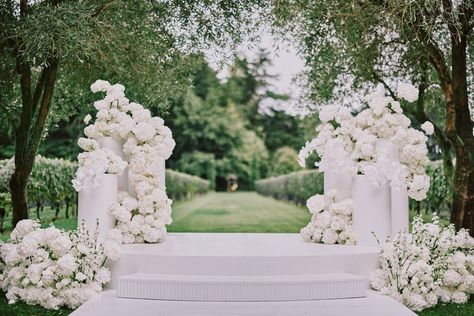 Floral Wedding Ceremony Arch, Pillar Wedding Arch, Flower Arch Wedding Ceremony, White Rose Wedding Decor, White Wedding Stage, White Hydrangeas Wedding, Simple Wedding Stage, Wedding Backdrop Ceremony, Ethereal Garden