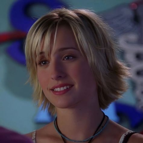 Chloe Sullivan Smallville, Suburban Horror, Smallville Chloe, Chloe Sullivan, Muscle Art, 2000 Aesthetic, Allison Mack, Jeri Ryan, Crazy Women