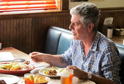 Anthony Bourdain Reveals the Secret to Staying Healthy While Traveling Anthony Bourdain Young, Adovada Recipe, Carne Adovada, Amsterdam Food, No Reservations, Professional Cooking, Things To Eat, Hamburger Recipes, Anthony Bourdain