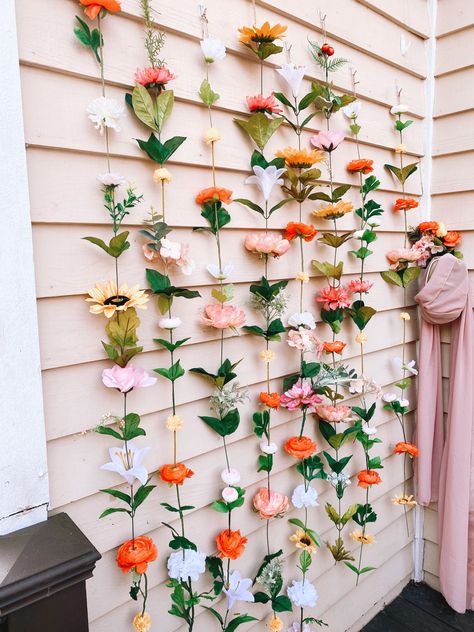 Garden Photo Booth Ideas, Cute Photo Backgrounds For Party, Simple Picture Backdrop, College Backdrop Ideas, Hoco Photo Backdrop Ideas, Flower Wall Graduation Party, Grad Party Photo Backdrop Ideas, Flower Photo Booth Backdrop, Graduation Photo Wall Backdrop