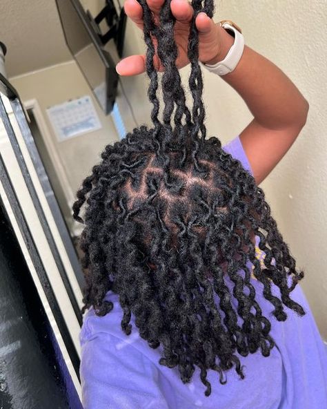 R A Y E on Instagram: "Happy Texture Tuesday 💗💞💕 #locs #locstyles #locstylesforwomen #locjewelry #locqueen #explore #dreads #dreadlocks #dreadstyles #dreadstylesformen #locgoals #locnation" Wavy Locs Men, Locs Men Hairstyles, Full Head Dreads Men, No Middle Part Locs, Loc Twist Out, Dreds Hairstyles Dreadlocks Men, Two Strand Locs Men, Curly Dreads Men, Locs For Boys