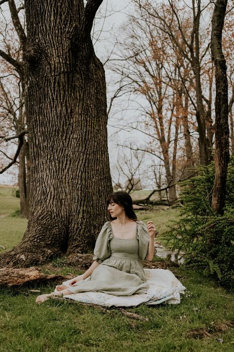 Sitting With Dress, Sitting On Grass Poses, Sitting Poses With Dress, Prarie Core Aesthetic, Cottagecore Fashion Aesthetic, Straw Hats Outfit, French Girl Outfits, Sitting Pose Reference, Cottagecore Dresses