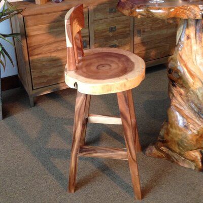 Live Edge Wood Bar Stools, Homemade Bar Stools, Rustic Barstools, Bar Stool Diy, Log Bar Stools, Stool Diy, Mesa Bar, Diy Bar Stools, Bar Stool Wood