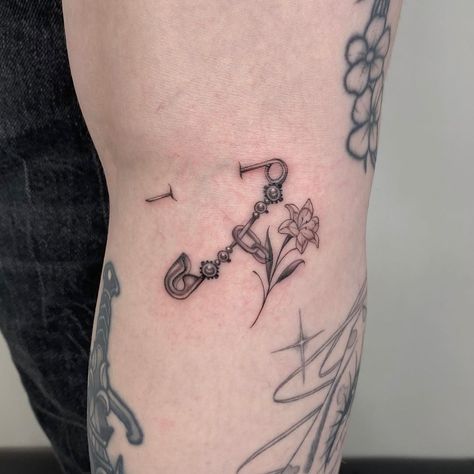 @lucyscovelltattoo 🧷 Tiny safety pin charms by our resident artist Lucy 🦋 These can be customised with any charm you like! Send Lucy a DM directly to book in 🩵 #tattoo #auraninetyfour #safetypintattoo #microrealism #stattoos #smalltattoo #tinytattoo #delicatetattoo #fineline #finelinetattoo #singleneedle #singleneedletattoo #blxckink #microrealismtattoo #microtattoo #girlytattoo #tattooideas #cutetattoo #tattooinspiration #girlytattoo #londontattoo #londontattooartist #londontattoostudio #i... Tiny Flash Tattoo, Safety Pin Charms, Safety Pin Tattoo, Pin Tattoo, Pin Charms, Fineline Tattoos, Dark Girl, Single Needle Tattoo, Floral Tattoos