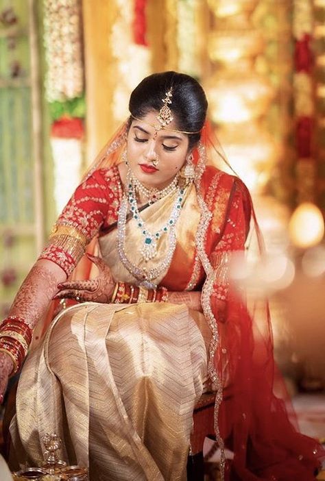 Wedding Chunni Brides, Bride Dupatta, Pelli Sarees, Muhurtham Saree, Bride Sarees, White Sarees, Saree Outfit, Gold Saree, South Indian Bride Saree