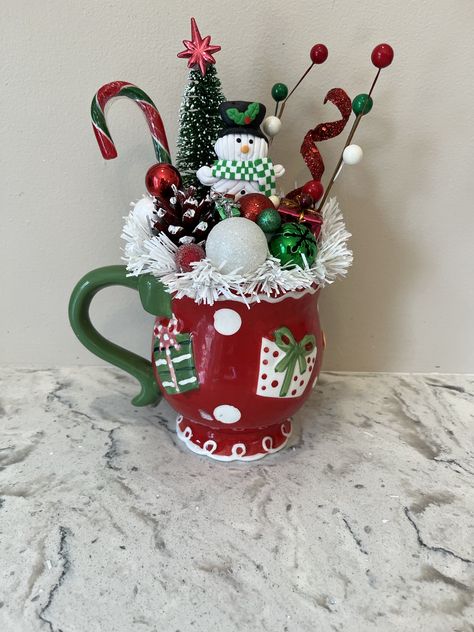 Christmas Tea Pot Decorations, Fall Teacup Crafts, Christmas Mug Craft, Christmas Teacup Decorations, Christmas Mug Decor, Mug Centerpiece Ideas, Teacup Christmas Crafts, Tea Cup Christmas Crafts, Christmas Tea Cup Crafts