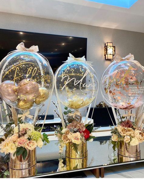 Ballon Centerpieces Clear, Bobo Balloon Centerpiece Wedding, Clear Ballon Arrangement, Wedding Bobo Balloons, Bobo Balloon Centerpiece Ideas, Bubble Balloon Centerpieces, Led Balloon Centerpieces, Transparent Balloons Ideas, How To Stuff A Balloon With Gifts