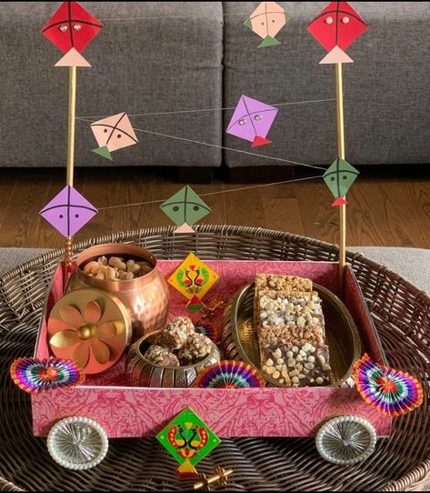 Sankrant Decoration For Kids, Sankranti Loot Decoration, Sankranti Packing Ideas, Lohri Gifts Hampers, Sankranti Decoration, Hamper Diy, Kites Craft, Candy Bouquet Diy, Kitty Party Games