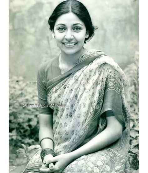 Smita Patil, Deepti Naval, 1950s Fashion Women, Shabana Azmi, Two Years Later, Retro Bollywood, Becoming An Actress, Vintage Bollywood, Lead Role