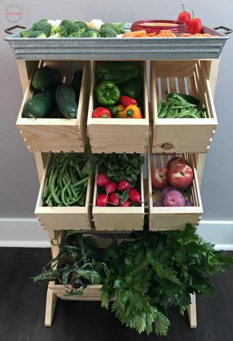 Farmhouse style produce storage. Produce stand DIY tutorial with farmer's market veggie ideas! Garden Produce Storage, Produce Stand Diy, Diy Produce Stand, Farmers Market Stand, Farmhouse Stand, Farmers Market Display, Veggie Platter, Veggie Ideas, Produce Stand